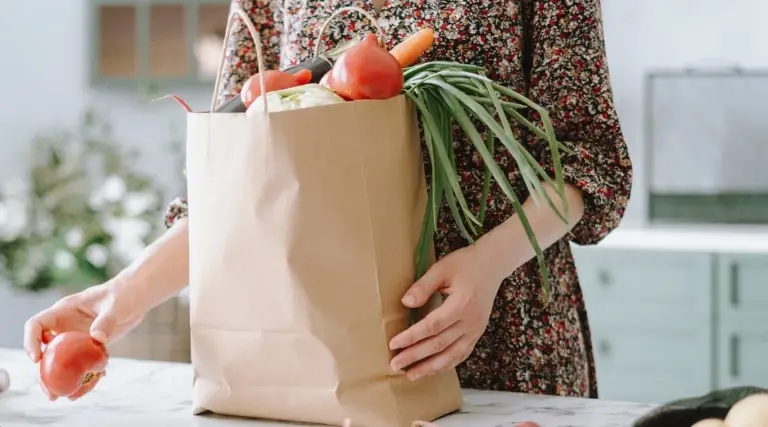warzywa w papierowej torbie